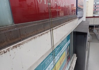＜千葉県松戸市＞ビル外壁パネル鳥糞の清掃の施工前画像