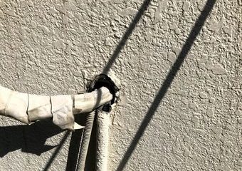 ＜東京都世田谷区＞冷媒管引き込み口をシーリング補修の施工前画像