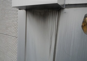 ＜東京都豊島区＞金属パネル雨垂れの洗浄の施工前画像