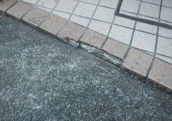＜神奈川県川崎市＞角の欠けた床タイルを張り替えの施工前画像